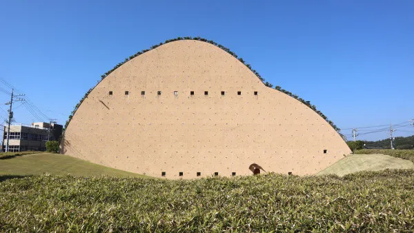 【短線特搜】巨型蠟筆小新面！原來係磁磚博物館 日本建築界鬼才設計 500日圓就可手作體驗