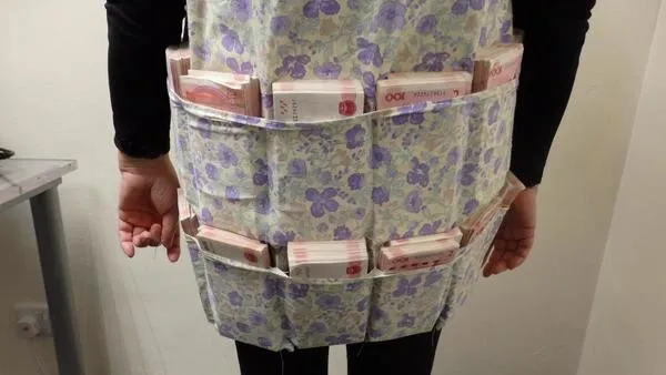 女子穿特製背心偷運$33萬人民幣/外幣 落馬洲口岸入境遭海關拘捕【3類物品過關必須申報】