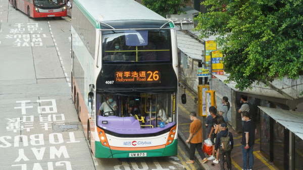 香港巴士禁止大型行李上車 仿效日本做法？告示設計惹議