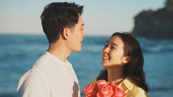 麥明詩與男友盛勁為互相求婚成功！悉尼海岸曬巨型「鑽戒」甜喊：We said yes