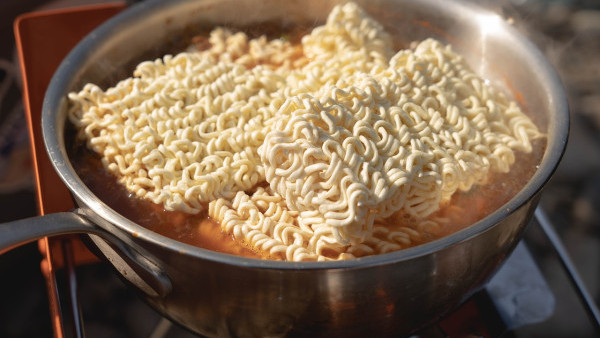 消委會測試19款即食麵全部高鈉 9成檢出潛在致癌污染物