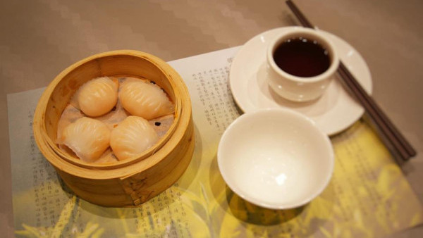 餐廳叫外賣照收加一服務費？港人嬲爆：已經過咗新年仲搵人笨