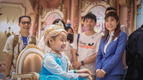 5歲患腦癌女童圓夢變公主 迪士尼樂園見Elsa母感觸落淚