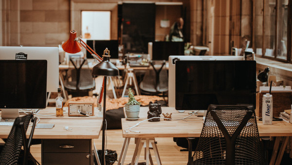 最新月入中位數出爐！月薪呢個數跑贏大市 全港5個行業最賺錢