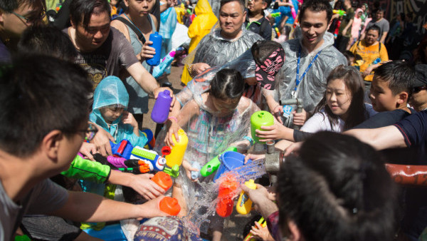 香港潑水節2024 | 4月一連5日！免費玩街頭水戰/古色巡遊