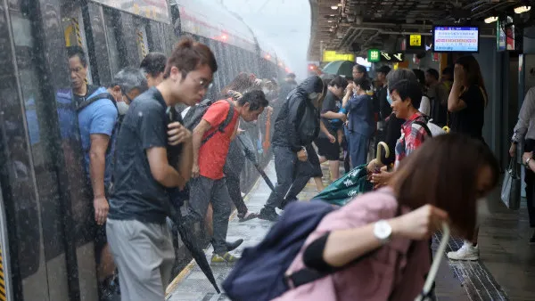 消息：政府考慮縮減「打風不停市」計劃！惡劣天氣/颱風期間或維持停市