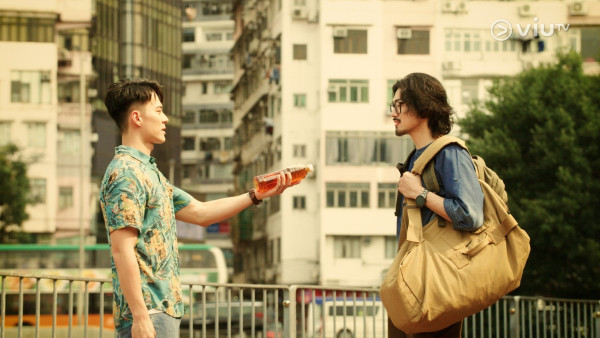 胡卓希與朱鑑然飾演同性戀情侶  拖手引劇組人員圍觀起哄