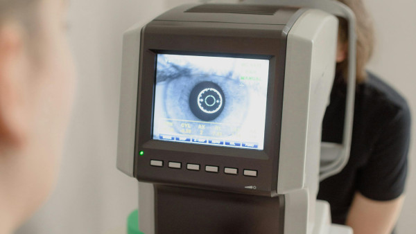 香港市民免費眼科檢查！即日起登記 驗白內障／青光眼／黃斑點