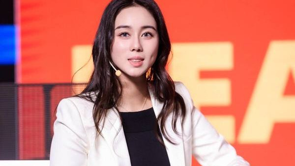 24歲何超欣疑被朋友出賣性感照 低胸小背心晒事業線深藏不露