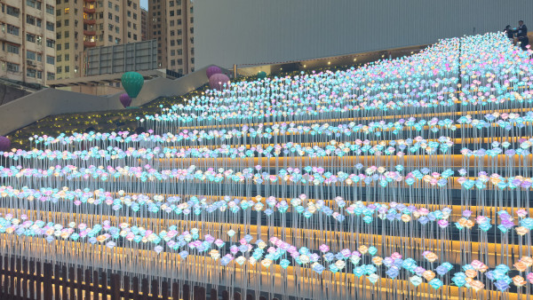 九龍灣東九文化中心LED花海正式開放！連夜改設計 變身彩色花花配熱氣球