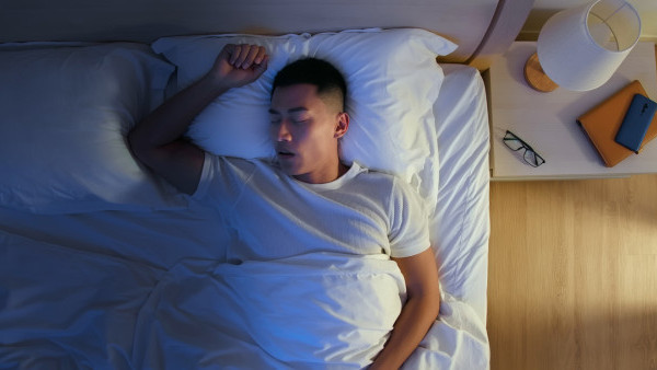 失眠解決方法｜失眠男長期眼光光到天光 將睡房電視手機全搬走現奇效