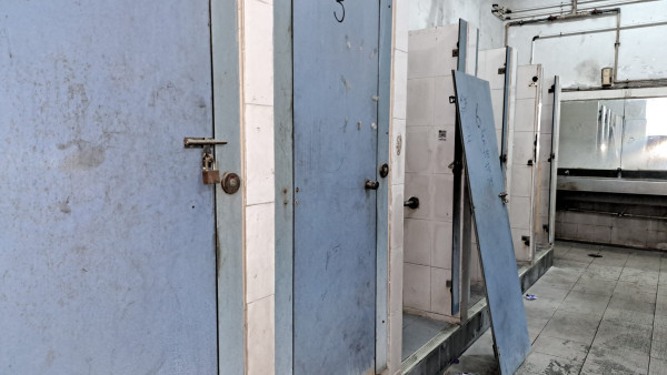 西灣河太安樓公廁現怪象 廁格滿地溪錢？部分上鎖傳擺放食材...