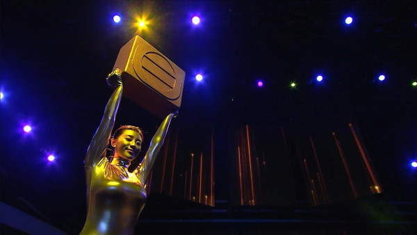 福祿壽訓練學院丨郭珮文超貼身造型3D身材表露無遺 與陳懿德扮獎座吃苦頭 網友鬧：嘥料