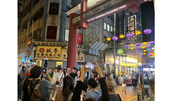 小S徐熙娣突襲香港拍攝綜藝 Tyson Yoshi陪行油麻地廟街掃街