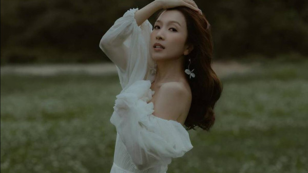 千億女友郭嘉文IG公開藝術婚照係好事近？激罕性感Deep V惹網民猜測