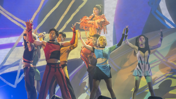 炎明熹淚灑舞台感激家人包容鼓勵 疑失代言MV親熱戲等開腔安撫歌迷