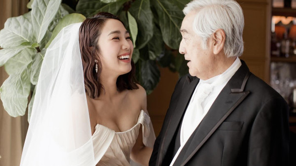 38歲姜麗文無預警公開婚禮相！性感谷胸上陣補辦婚宴老公正面樣曝光