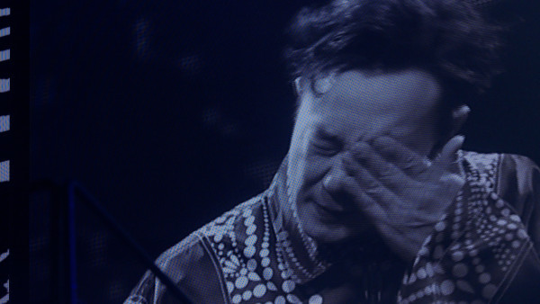 陳奕迅巡唱因腰傷加劇痛爆落淚 暫停跳舞環節「加碼」唱慢歌補數