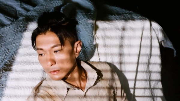 周國賢拍攝新歌MV意外受傷  心急小解致凌空旋轉飛起跌地