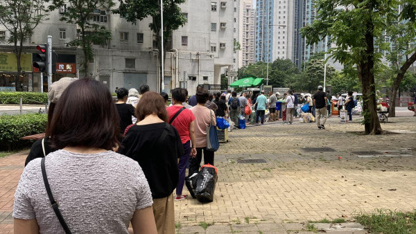 將軍澳屋邨大排長龍？居民一袋二袋排綠在區區等回收 網民：排到不見盡頭