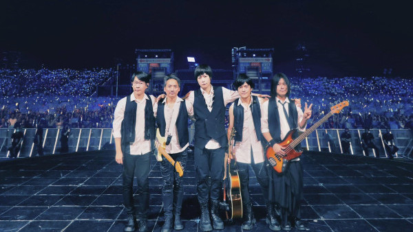 五月天演唱會尾場完騷發生工業意外 工人清拆舞台從2米高墮地昏迷送院