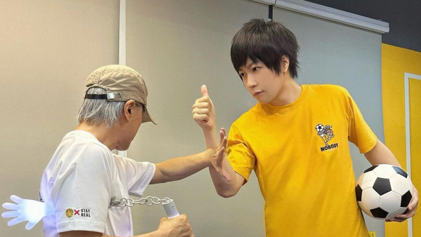 周星馳五月天阿信驚喜同框合照 1句話惹五迷起哄：真的假的？