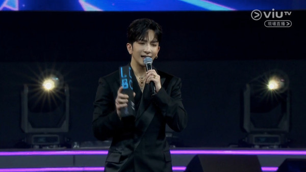 Chill Club頒獎禮｜Anson Lo三連霸年度男歌手獎 鏡頭直播台下人群拉隊即走引熱議