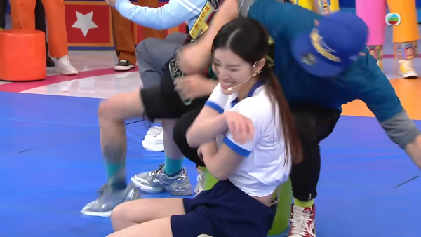 獎門人｜郭珮文疑遭男藝人鹹豬手襲胸 過程全曝光即時雙手護胸