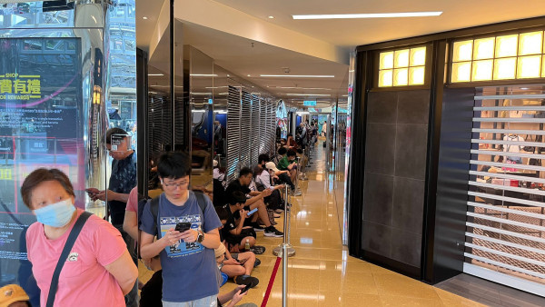 太古城驚現排隊人龍  過百人排隊搶購全港限量300隻人偶！