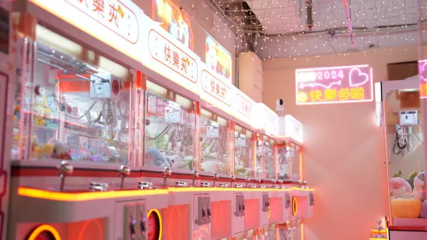 葵涌廣場夾公仔店冒起！直擊逾千部公仔機攻佔4層商場 大人細路奮力夾