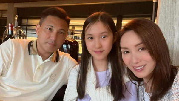 郭可盈一家三口商場行街被野生捕獲！Food Court食飯超貼地