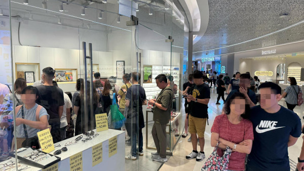 荃灣如心廣場眼鏡舖排大隊？眼鏡半價起最平$190入手 顧客排到出門口