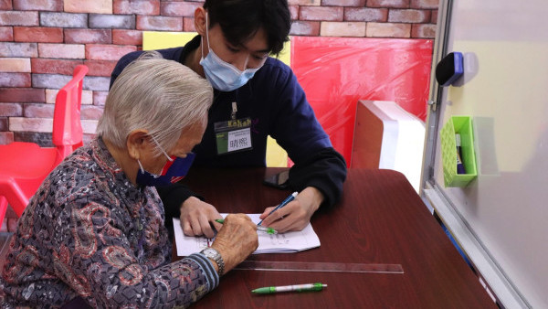 樂齡科技｜IVE畢業生研發XR遊戲助長者復康訓練 赴英深造冀成物理治療師