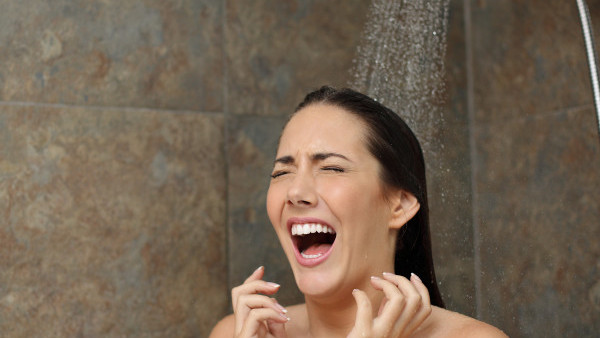 內地五星酒店被職員突然闖入！正沖涼慘被看光！