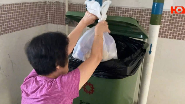 無障礙設施｜公屋輪椅人士倒垃圾困難重重 屢次推門夾手 曾被困垃圾房求救