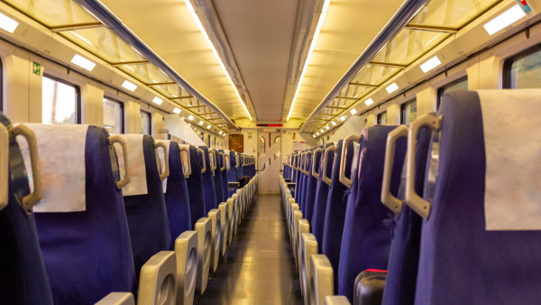 短褲乘客坐高鐵慘染真菌！椅套半年一換滿佈污漬