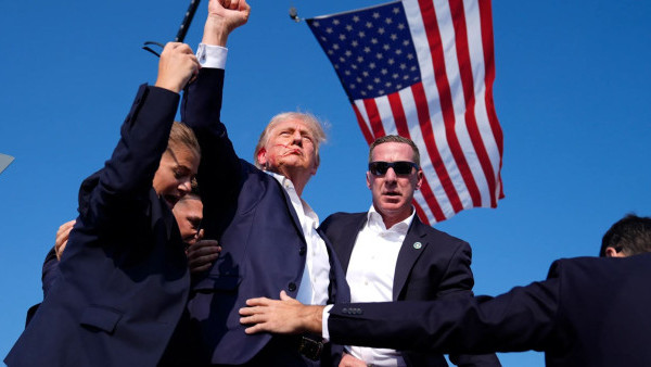 特朗普險遭暗殺「高舉右手」變名場面！淘寶火速推印花Tee被瘋搶