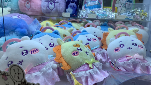 銅鑼灣地帶潮流地變夾公仔場！海量人氣Chiikawa公仔部分「夾2送1」吸客