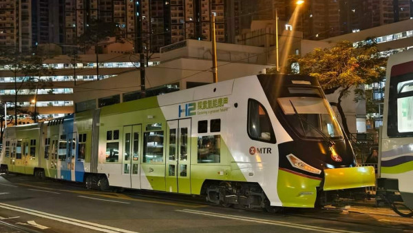港鐵試行全新國產氫能輕鐵 市民捕捉3卡低地台列車行走屯門