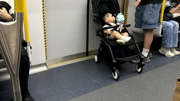 搭港鐵疑衝閘BB車獨留車廂！幸獲好心男看顧「活失物」被指似張致恆？
