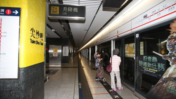 搭港铁疑闯“时间裂缝”？港女尖沙咀站上车启动后仍在原站 网友理性分析1个真相