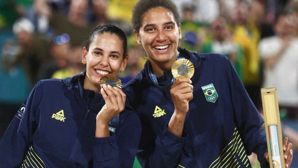 奧運女子沙排決賽兩隊起罵戰  現場播1首名曲化怒火！選手即笑兼拍手讚好