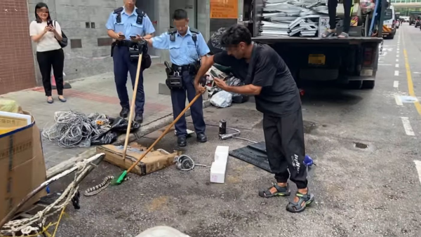 觀塘1米長黑白蛇走失變「人蛇大戰」毒蛇逃脫 網民猜測來自1地方？