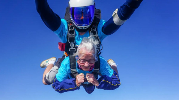 英國「超人婆婆」跳傘慶102歲生日 百歲曾駕法拉利飆車 分享長壽秘訣靠一件事