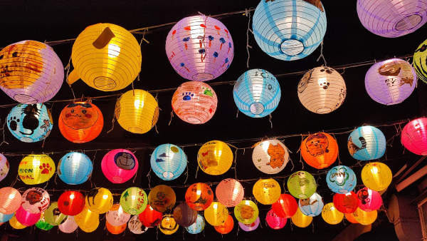 大澳水鄉花燈節再度回歸！逾800個手繪燈籠 / 巨型月亮 / 水母  