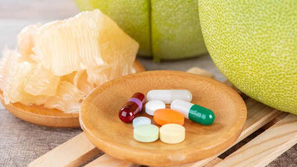 柚子營養vs禁忌一次看清！中秋小心6類藥物不宜同食／維他命C高過橙