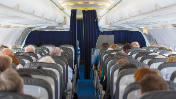 空姐為何拉上飛機走廊布簾？內行人揭背後三大原因