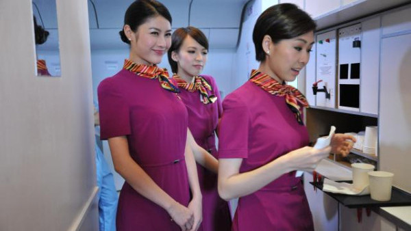 空姐激動公審乘客1個行為！怒斥勿將1物品放地下：我唔係你隻狗