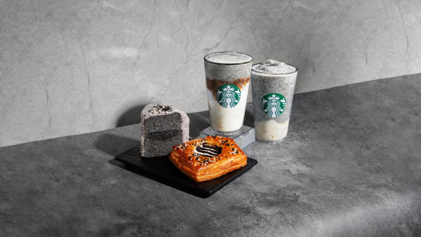 Starbucks聯乘《花生漫畫 PEANUTS》！黑芝麻系列飲品+限定萬聖節商品