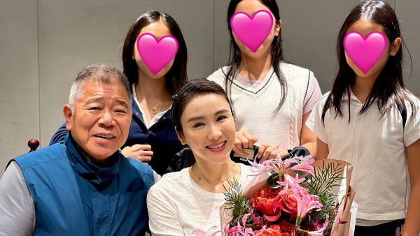 黎姿罕晒全家合照為87歲爸爸慶生  三女兒暴風式成長高度網民驚訝